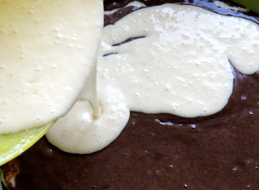 1. Этап. Пирог «ТвороШок»: Аккуратно залейте середину пирога сметанной заливкой. Тонким ножом сделайте разводы.