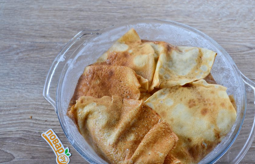 1. Этап. Блинный пирог с курицей и грибами: Накройте все свисающими краями блинов.