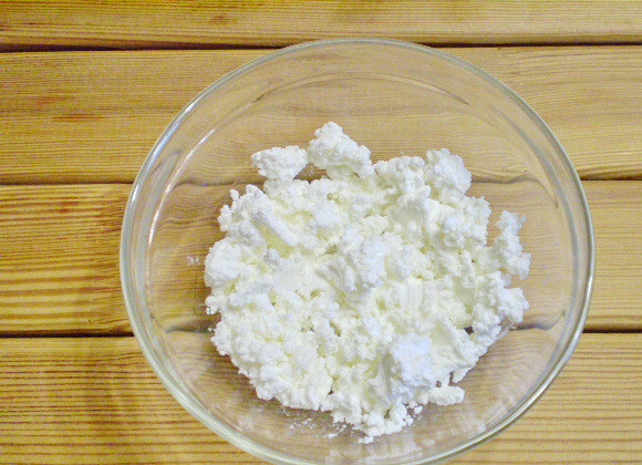 1. Этап. Салат из творога с зеленью: 3. В чистый салатник кладем творог и разминаем вилочкой крупные кусочки.