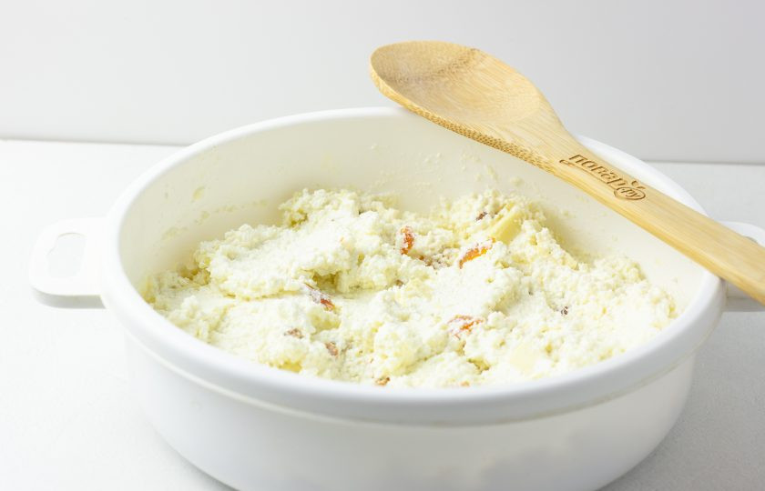 1. Этап. Творожная запеканка с шоколадом: Всё перемешайте. Чашу мультиварки смажьте растительным маслом и выложите творожную массу. Выпекайте в режиме 