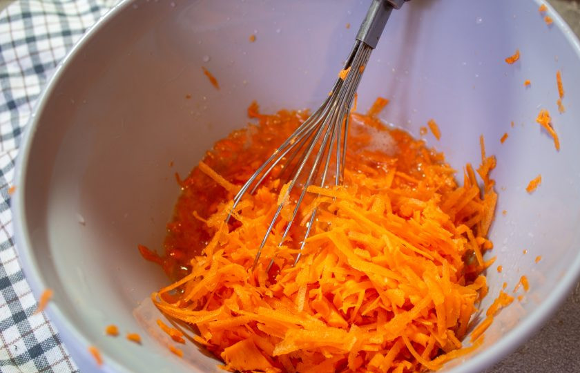 1. Этап. Морковный кекс с орехами: Морковь натрите на средней терке и добавьте к яичной массе.