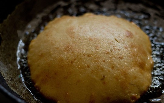 1. Этап. Банановые булочки: 8. Очень удобно жарить такие булочки во фритюре, но вполне подойдет и обыкновенная сковорода с небольшим количеством растительного масла.