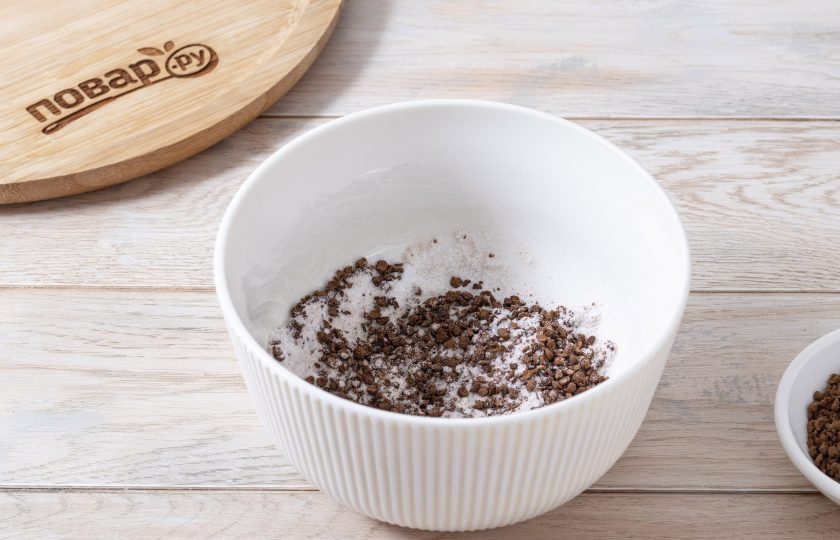 1. Этап. Дальгона без сахара: В миске или высоком стакане соедините растворимый кофе с аллюлозой.