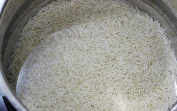 1. Этап. Рис со шпинатом: Отварите рис в подсоленной воде.