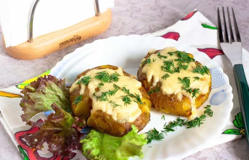 1. Этап. Молодой картофель по-португальски в горчичной заправке: Картофель готов. Посыпьте свежей зеленью и подавайте к столу. Приятного аппетита!