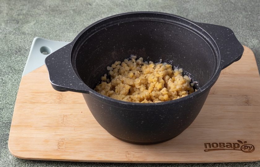 1. Этап. Паштет из чечевицы с морковью: Чечевицу промойте, переложите в кастрюлю, залейте чистой водой. Доведите до кипения, варите на небольшом огне под крышкой около 25 минут.