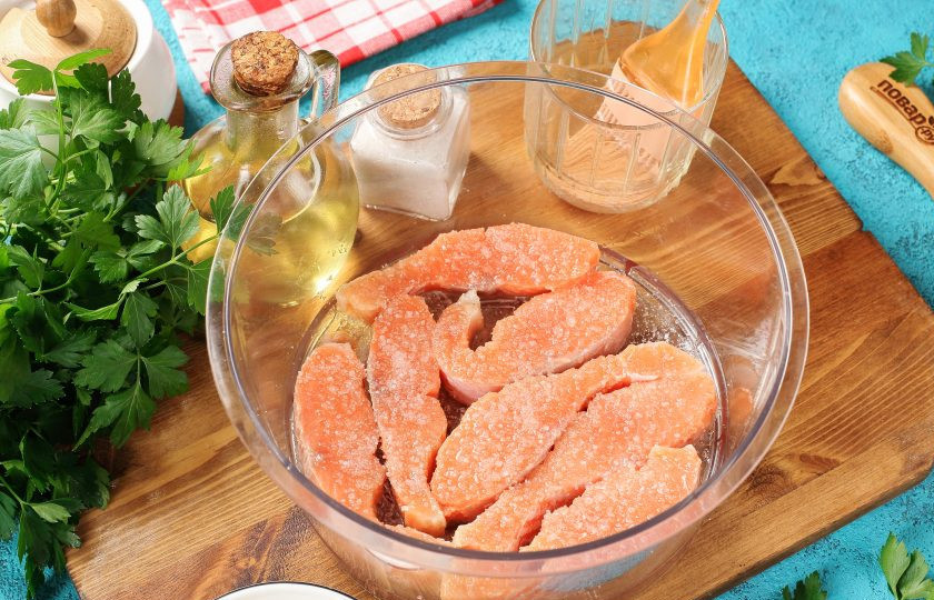 1. Этап. Форель солёная в масле: Смешайте соль с сахаром. Укладывайте кусочки форели слоями, смазывая маслом и посыпая солью с сахаром.