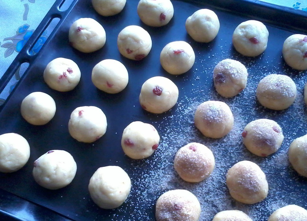 1. Stage. Cookies with cherries and raisins: The cookies can be sprinkled with a cinnamon-sugar mixture, placed on a silicone mat or baking paper on a baking sheet, and baked in a well-heated oven at 200 degrees F. C for about 15 minutes. Refer to your oven. Check readiness with a wooden toothpick, if it is dry then the cookies are ready. Cookies are not very crispy. If you make the cookies very small, they will cook faster. The finished cookies should turn out soft - don't over bake them!!! (My cookies were cooked for 17 minutes).