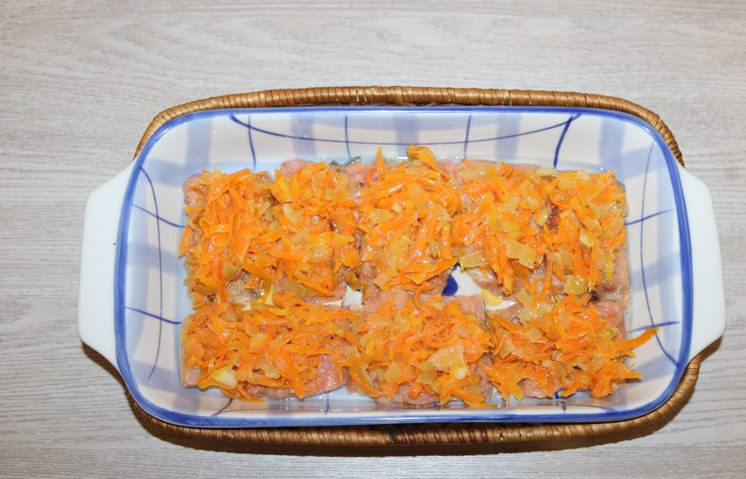 1. Этап. Горбуша с помидорами и сыром в духовке: Сверху выложите обжаренные лук с морковкой. Можно их перемешать.