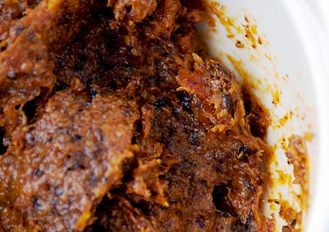 1. Этап. Вегетарианские конфеты из сухофруктов: Полейте сухофрукты виски и пропустите через мясорубку.