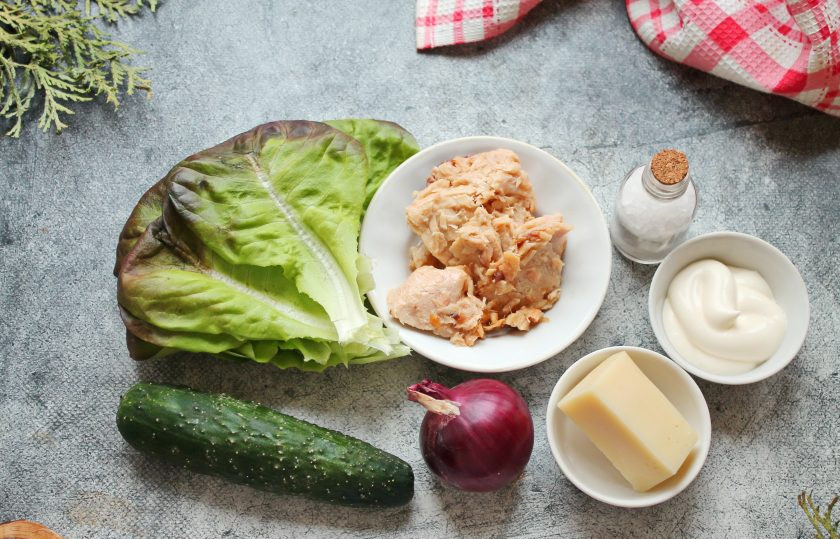 1. Этап. Салат с сыром, огурцом и тунцом: Подготовьте все необходимые ингредиенты для приготовления салата с сыром, огурцом и тунцом. Огурцы вымойте, красный лук почистите и сполосните.