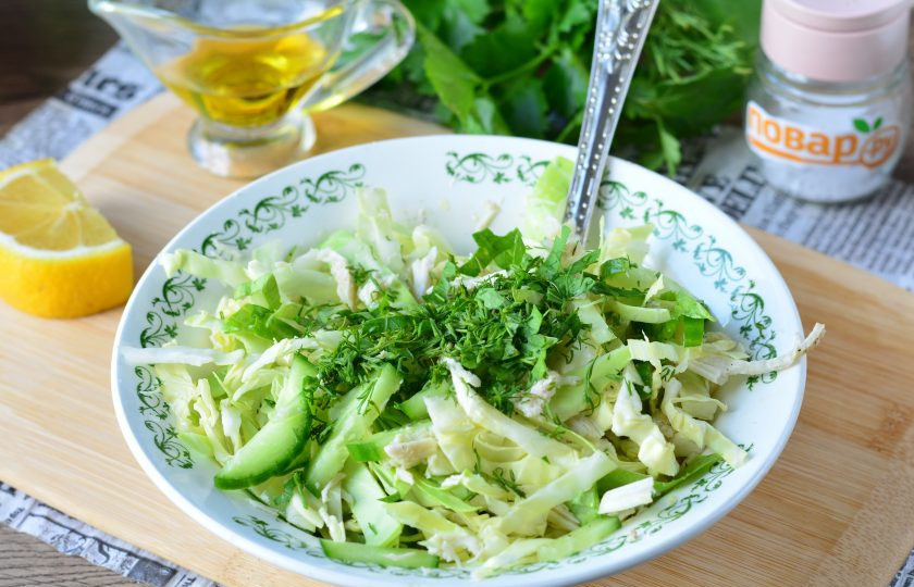 1. Этап. Салат с курицей и белокочанной капустой: Всыпьте мелко рубленую зелень — укроп и петрушку.