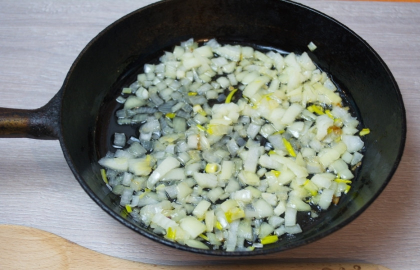 1. Этап. Мясо под соусом сметанным: На растительном масле обжарьте репчатый лук до едва заметного румянца.