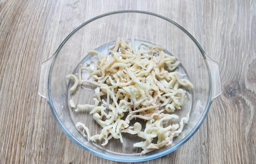 1. Этап. Салат Морской волк: Нарежьте кальмары соломкой и выложите в миску.