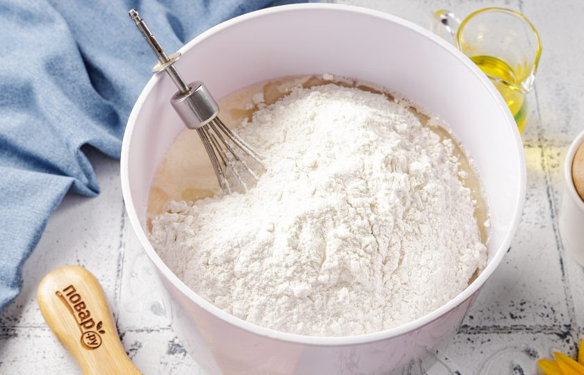 1. Этап. Блинчики на кефире: Добавьте муку.
