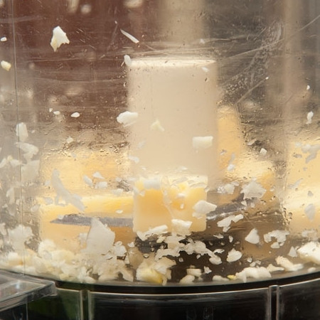 1. Этап. Паста с песто: 2. Взбейте сыр с чесноком в блендере.