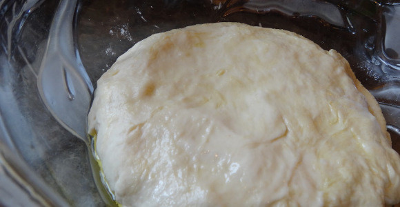 1. Этап. Пицца с колбасой и грибами: В большую миску добавить теплую воду, мед и дрожжи. Перемешать и оставить на 10 минут, чтобы дрожжи начали бродить.