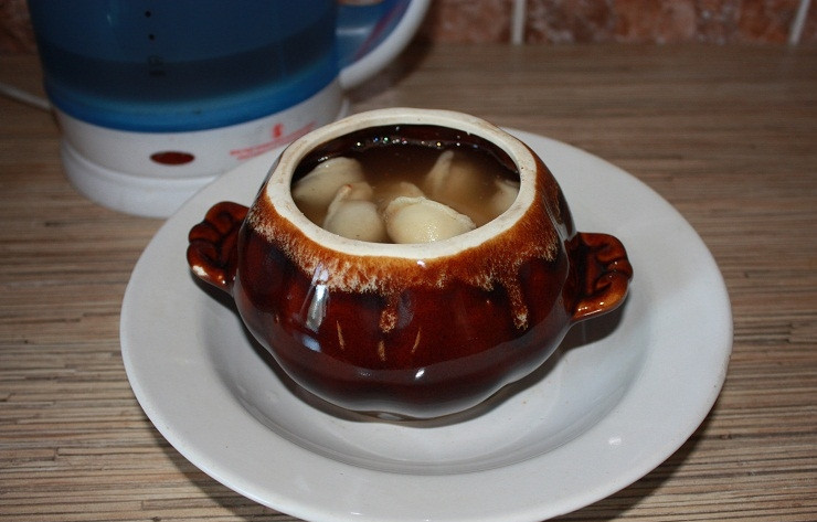 1. Этап. Пельмени в горшочках в микроволновке: 4. Ставим в микроволновку тарелку, а на нее – горшочек. На микроволновке выставляем максимальную мощность и время – 6 минут. Вот и все дела!