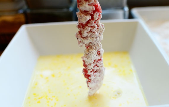 1. Этап. Говядина в кляре: Мясо обмакнуть в молоко с яйцами.