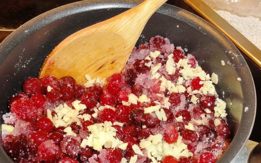 1. Этап. Клюквенно-имбирный соус: Смешайте его с клюквой и сахаром. Можно добавить немного воды.