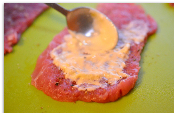 1. Этап. Свиные рулетики с сыром: Смазываем соусом кусочки мяса.