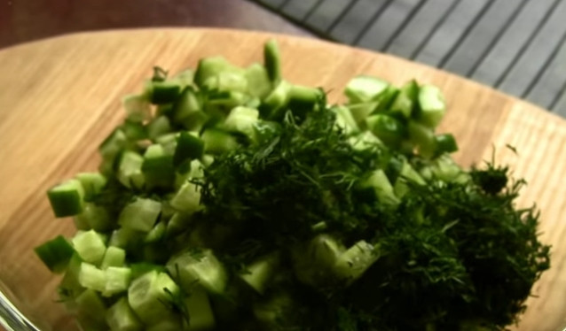 1. Этап. Селедочный тарендис: 4. Укроп измельчите ножом и отправьте к огурцам.