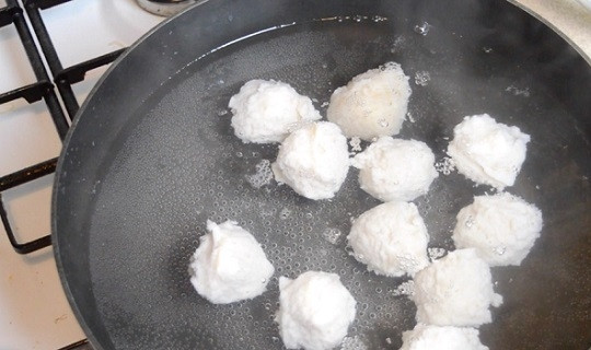 1. Этап. Диетические рыбные шарики: 3. Из полученного фарша сформируйте небольшие шарики. Выложите их в кипящую чуть подсоленную воду и варите минут 7-10 на среднем огне до готовности (время зависит от размера шариков).