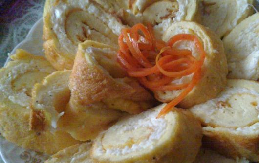 1. Этап. Рулет из омлета: 4. В середину выкладываем начинку, равномерно распределяем её по всей поверхности омлета. Затем закручиваем его рулетом и нарезаем на части. Также в середину можно добавить зелень или листья салата.