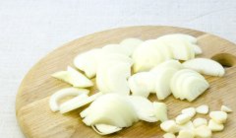 1. Этап. Томатная подлива с креветками: Лук порежьте полукольцами, а чеснок крупно порубите.