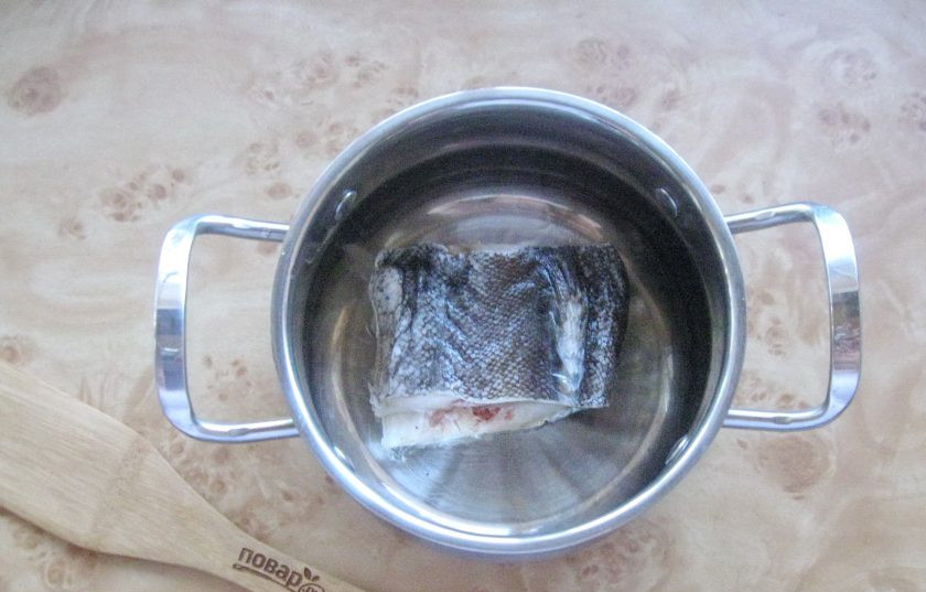 1. Этап. Томатный суп с треской: Треску выпотрошите, очистите, помойте и выложите в кастрюлю.