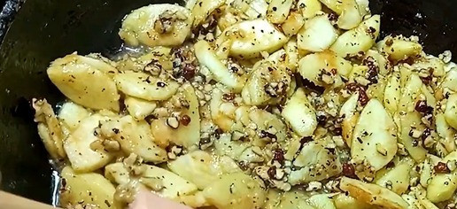 1. Этап. Яблочный штрудель в лаваше: Растопите сливочное масло на сковороде. Добавьте яблоки, мёд и грецкие орехи. Обжаривать 5 минут постоянно помешивая