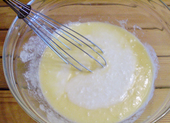 1. Этап. Кекс классический рецепт: 4. Затем вливаем теплый кефир (для этого его нужно заранее достать из холодильника). Если кефир не достаточно кислый, то влейте ложечку чайную уксуса столового, для лучшей реакции с содой.