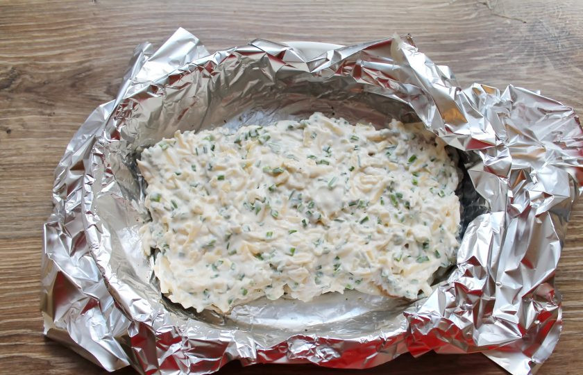 1. Этап. Запеченная хоки: Покройте смесью всю поверхность рыбы.