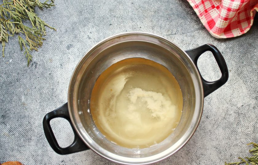 1. Этап. Салат из дыни и нектарина: В кастрюлю налейте яблочный сок, всыпьте сахар, кукурузный крахмал и перемешайте.