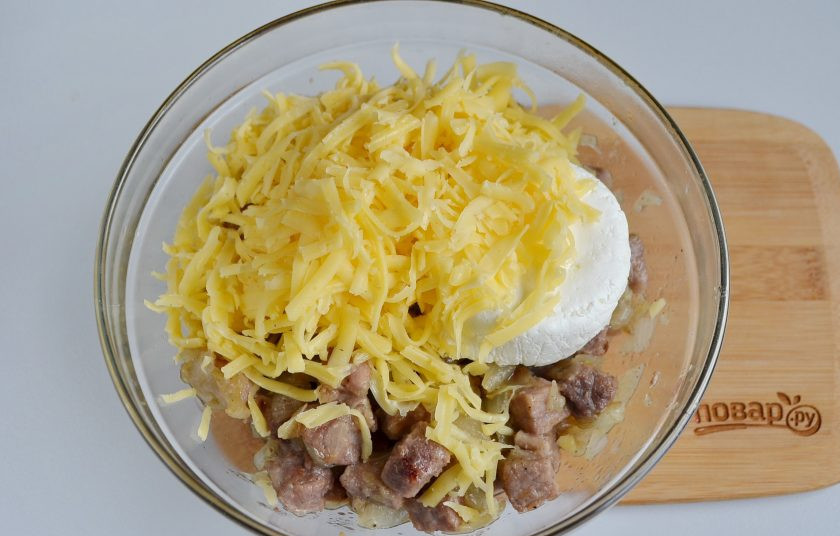 1. Этап. Сырные булочки с мясной начинкой: Остудите немного мясо с овощами, добавьте к нему оба сыра и перемешайте начинку для булочек.