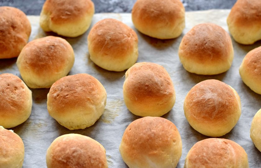 1. Этап. Булочки Столичные: Духовку прогрейте до 30-40 градусов, поставьте булочки на 25 минут внутрь. Когда булочки поднимутся, температуру увеличьте до 200 градусов. Запекайте булочки по ГОСТу 13-19 минут до готовности.