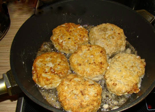 1. Этап. Котлеты из краснопёрки: 7. К обжаренным котлетам влейте рыбный бульон (о котором я писала во втором пункте) так, чтобы они были покрыты на 2/3. Накройте крышкой, тушите минут 8-10 на очень маленьком огне. Если у вас все котлеты не влазят на сковороду, переложите их в подходящую кастрюлю с толстым дном и тушите в ней. Котлеты из красноперки готовы!