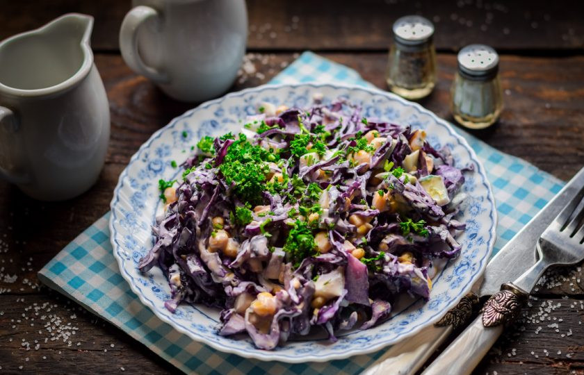 1. Этап. Салат с краснокочанной капустой и кукурузой: Приятного аппетита!