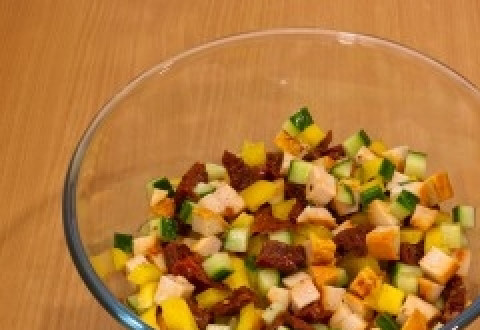 1. Этап. Салат Любимый с курицей: Смешайте все нарезанные ингредиенты и заправьте смесью растительного масла и уксуса.