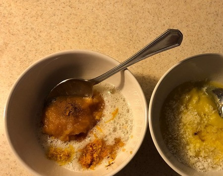 1. Этап. Двухсоставные тарталетки Инь-янь: 4. Разогреваем духовку до 150С и готовим 2 теста: Кокосово-ананасовое включает в себя кокосовую стружку, кокосовое масло, белок 2 яиц и ананасовое пюре. При желании, сладкоежки могут добавить сахара. После перемешивания добавляется молотая овсянка. Яблочное тесто включает в себя яблочное пюре, цедру апельсина и лимона и желтки 2 яиц. При желании, сладкоежки могут добавить сахара. После перемешивания добавляется молотая овсянка.