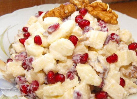 1. Этап. Салат в сырной корзинке: 3. Тем временем сделаем салат. Сыр и ветчину режем кубиками, добавляем зернышки граната. Перемешаем с майонезом, добавим специи и зелень по вкусу. Я добавляю немного измельченных грецких орехов.