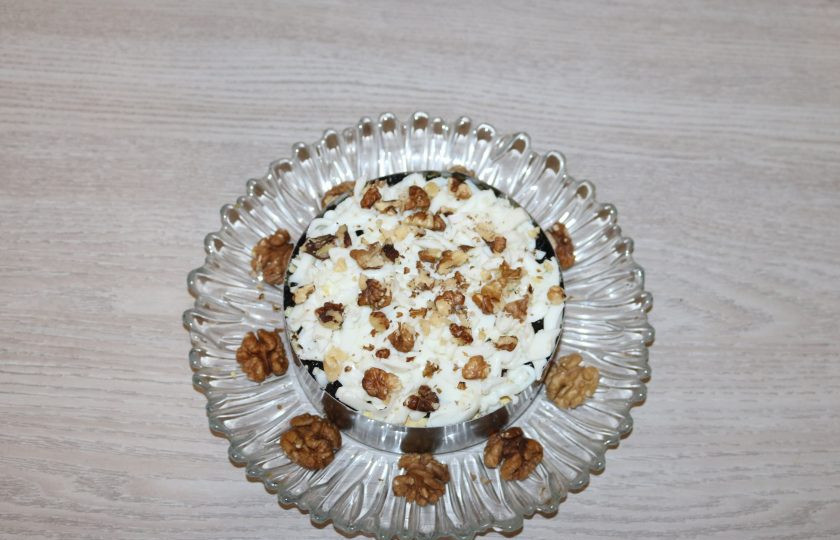 1. Этап. Салат Графский: Грецкие орехи немного измельчите и посыпьте салат.