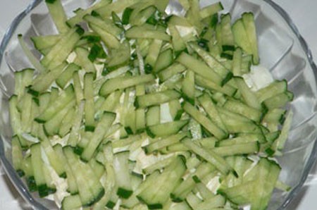 1. Stage. Golden Rosan Salad: Shell eggs and cut into strips. Put chopped cucumbers on top of the same strips.