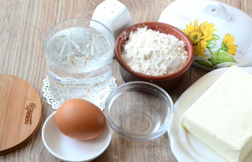 1. Этап. Слоеное тесто быстрого приготовления: Подготовьте все необходимые ингредиенты. Масло заранее положите на 30 минут в холодильник, так его будет проще натирать, и оно дольше не растает.