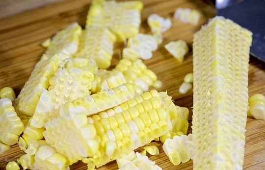 1. Этап. Салат с моцареллой: 5. Кукурузу можно использовать консервированную, но если у вас есть отваренные початки, то просто срежьте с них зерна острым ножом.