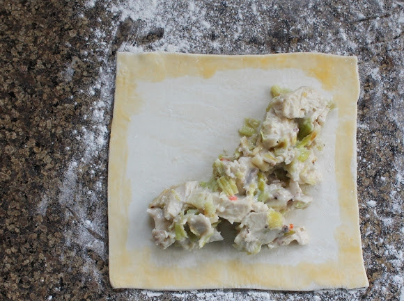 1. Этап. Пирожки с сюрпризом: 7. Выложите начинку.