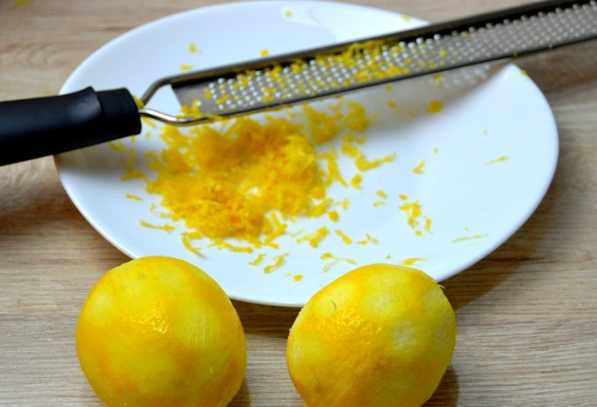 1. Этап. Американский лимонный пирог: Снимите цедру двух лимонов.