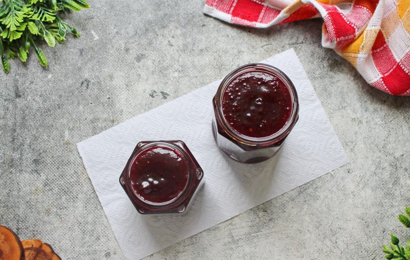 1. Этап. Джем из красной смородины с пектином: Готовый джем разложите по подготовленным банкам и плотно закройте крышками. Переверните джем вверх дном и дайте постоять 10 минут. После этого верните банки в нормальное положение и полностью остудите. Уберите банки с джемом из красной смородины с пектином на хранение.