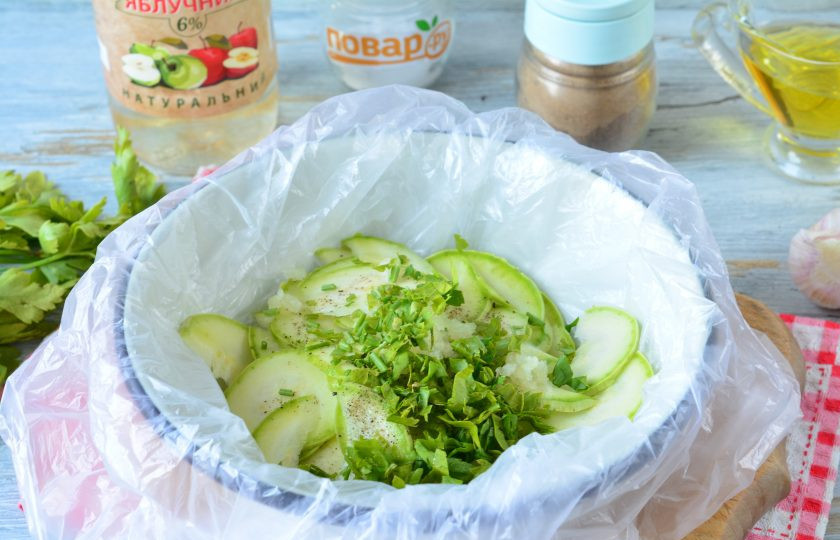 1. Этап. Быстрая засолка кабачков в пакете: Всыпьте мелко нарезанную петрушку.
