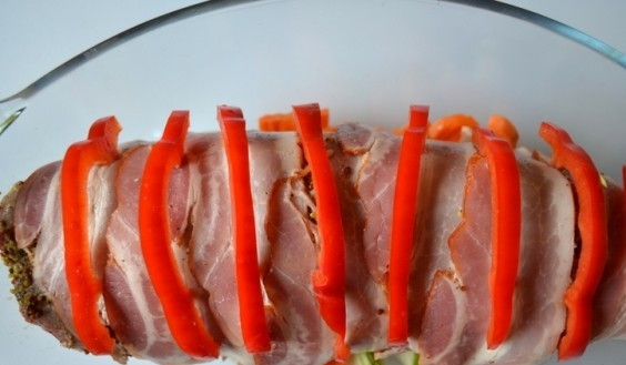 1. Этап. Мясо в духовке куском: Сверху выложите соломку из перца.